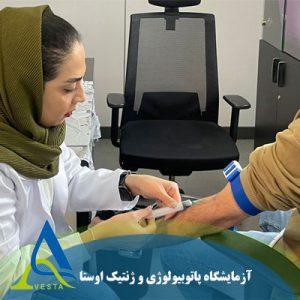 نمونه‌گیری در منزل توسط تیم آموزش‌دیده آزمایشگاه اوستا